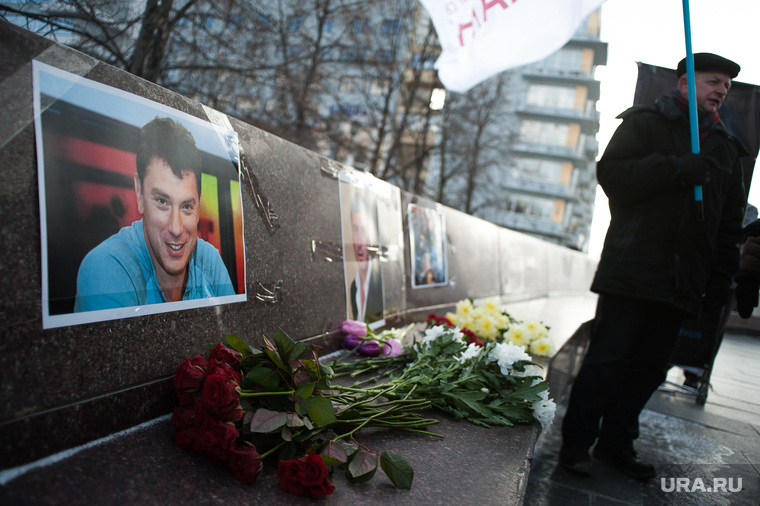 Акция памяти, посвященная годовщине смерти оппозиционера Бориса Немцова. Екатеринбург, акция памяти, немцов борис, возложение цветов