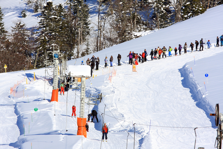 Клипарт depositphotos.com, снег, лыжники, горнолыжный курорт, горные лыжи, катание на лыжах, зимние виды спорта