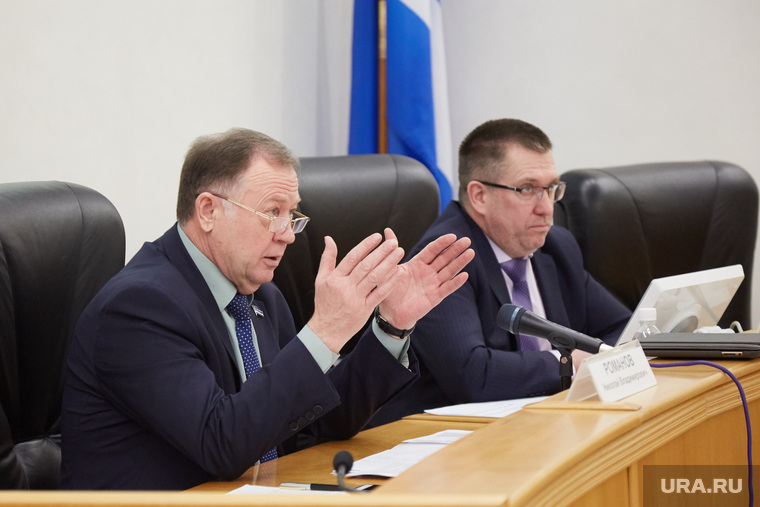 Депутат Николай Романов (слева) настаивает на жестких мерах в отношении нерадивых собственников «заброшек»