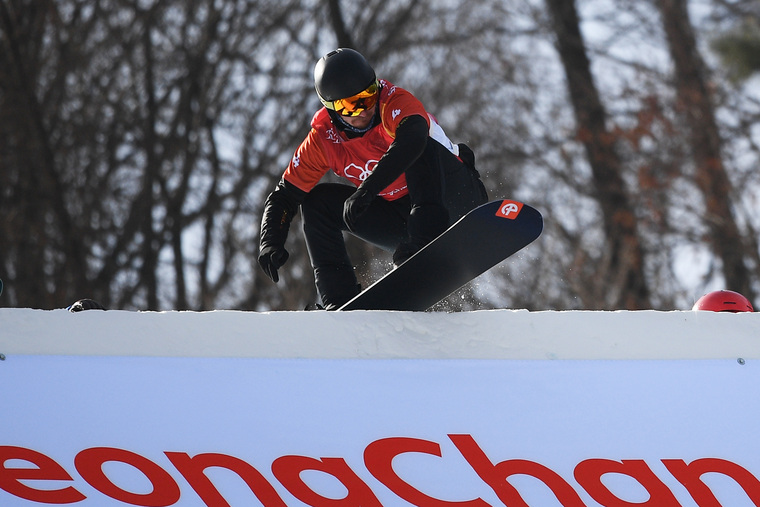 Сноубордист Николай Олюнин неудачно упал и уже не смог сам покинуть трассу