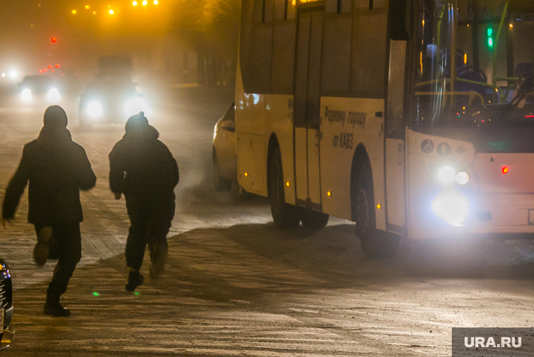 Проезд в рейсовом автобусе по городским маршрутам сейчас стоит 25 рублей