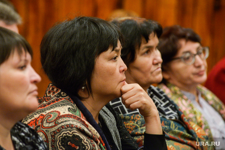 Встреча губернатора Курганской области Алексея Кокорина с учителями Звериноголовской школы, задумчивость, женщины