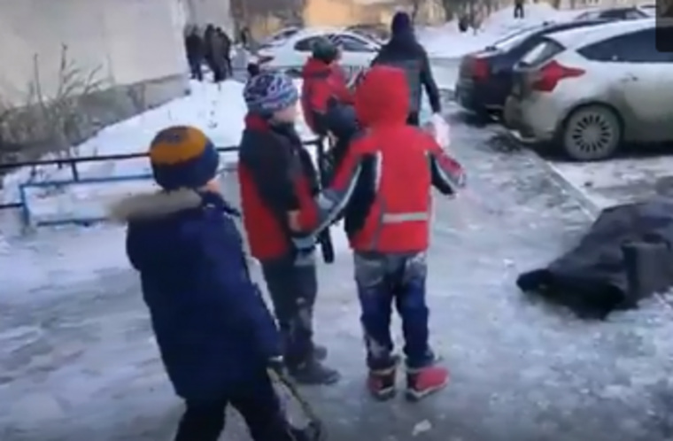 В Екатеринбурге дети несколько часов играли рядом с трупом. ВИДЕО