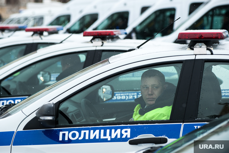 Вручение свердловским полицейским ключей от новых автомобилей. Екатеринбург , машина дпс, машины, полиция, правоохранительные органы, гибдд, дпс, автомобили