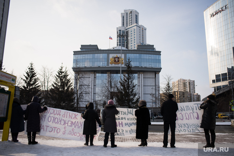 Пикет жителей поселка Позариха у здания Законодательного собрания Свердловской области. Екатеринбург , плакаты, пикет, законодательное собрание со, митинг