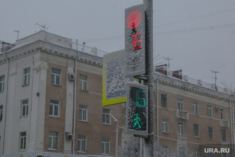 Снег в городе.
Курган., светофор в снегу