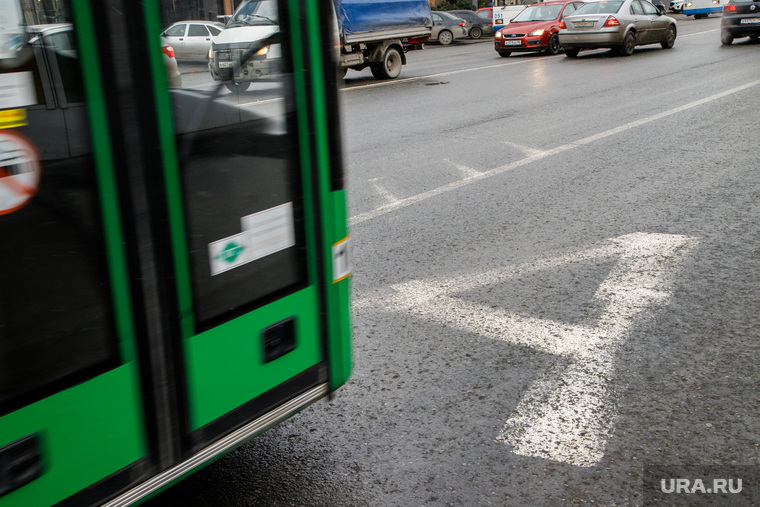 Выделеная полоса общественного транспорта на Малышева. Екатеринбург, полоса общественного транспорта, дорожная разметка, полоса для автобусов