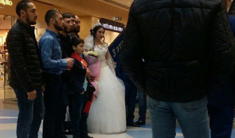 Свадьбу сыграли в торговом центре