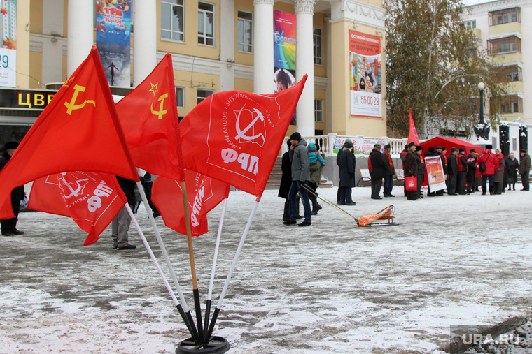 Митинг КПРФ
Курган, флаги кпрф