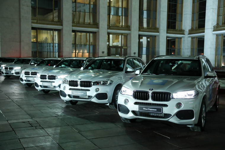 Золотым медалистам вручили ключи от BMW X6