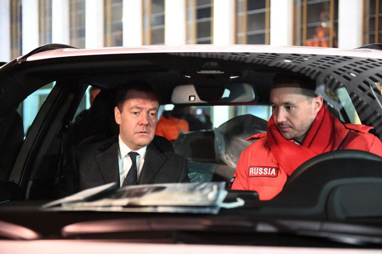 Председатель правительства РФ Дмитрий Медведев и олимпийский чемпион по хоккею Илья Ковальчук на вручении автомобилей