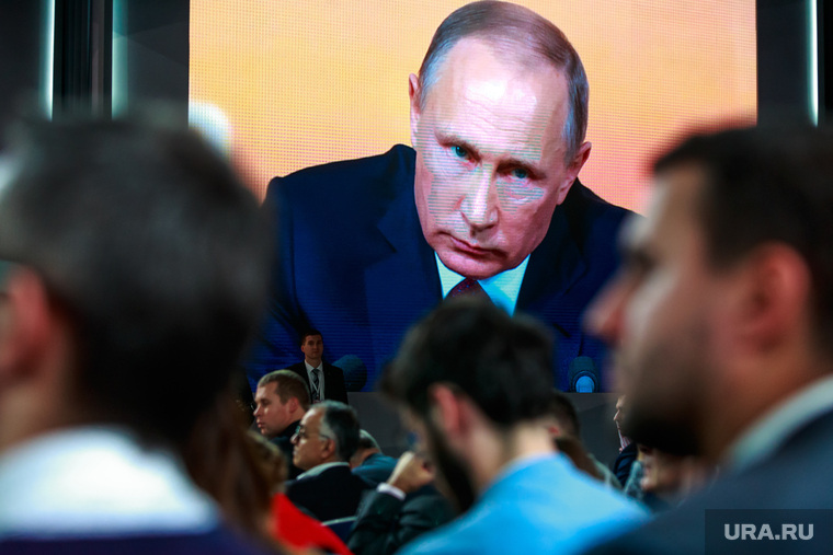 Ежегодная итоговая пресс-конференция президента РФ Владимира Путина. Москва, путин на экране