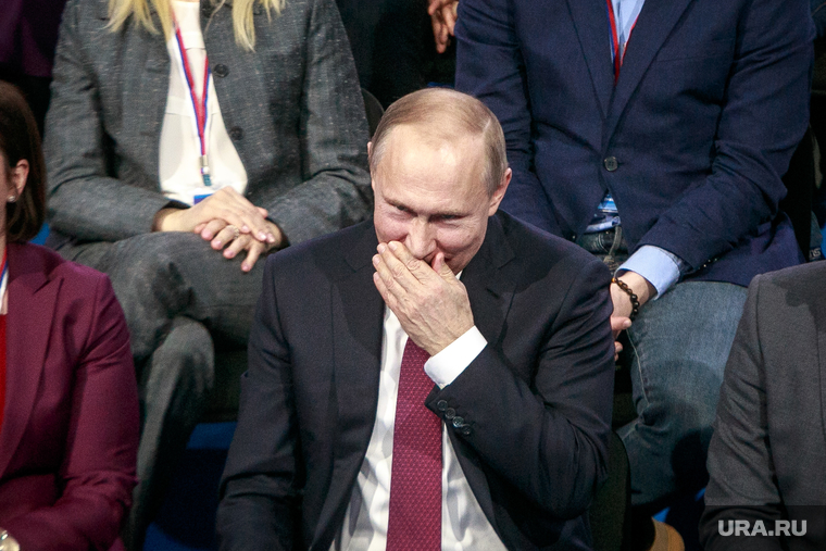 Владимир Путин на форуме ОНФ "Правда и справедливость". Калининград, улыбка, путин владимир, покашливание