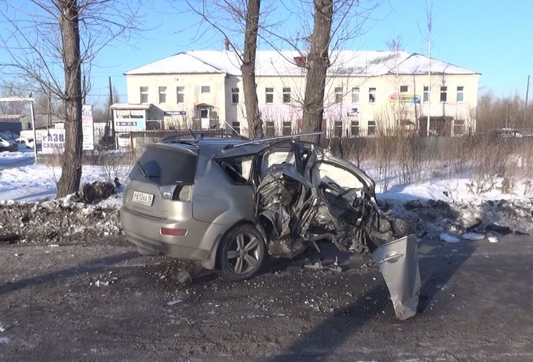 Водитель превысил скорость и врезался в дерево