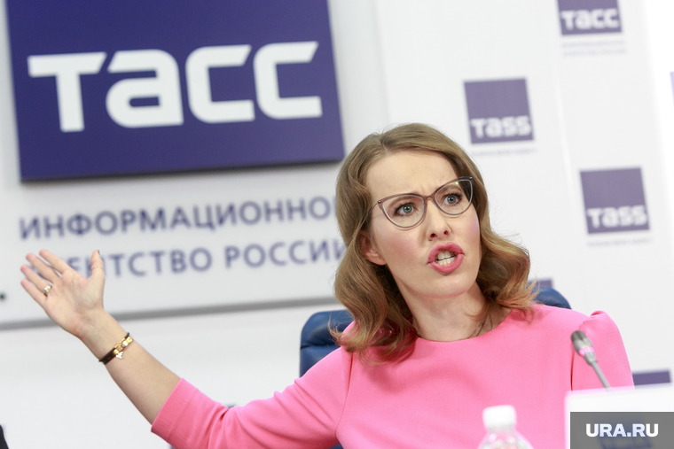 Пресс-конференция Ксении Собчак в ТАСС. Москва, собчак ксения, портрет, жест рукой, тасс