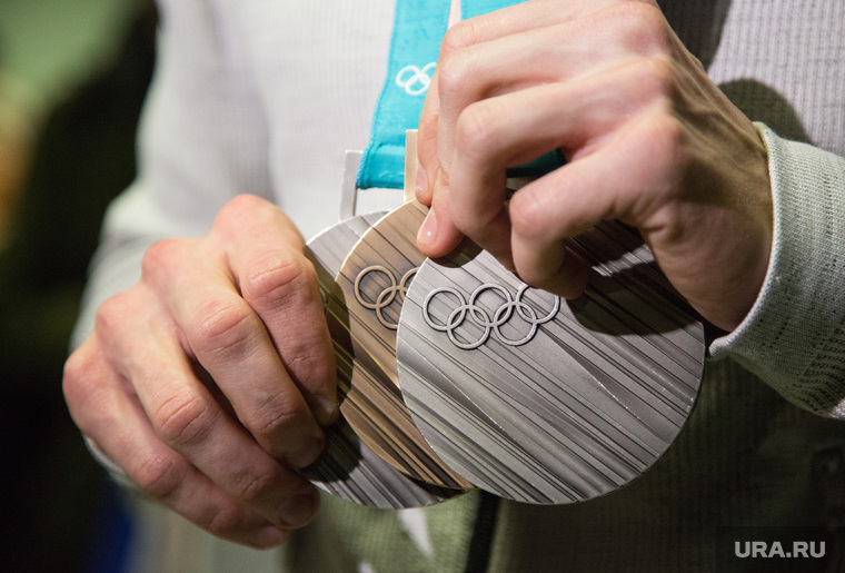Встреча олимпийских медалистов Дениса Спицова и Александра Большунова в аэропорту. Тюмень, олимпийские медали, бронза, серебро, медали олимпиады