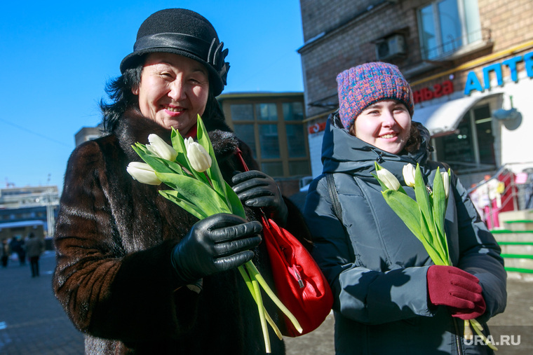 Цветочная акция студентов "Вам любимые!" в Международный женский день 8 марта у метро Алексеевская. Москва, тюльпаны, цветы, международный женский день, 8марта, праздник
