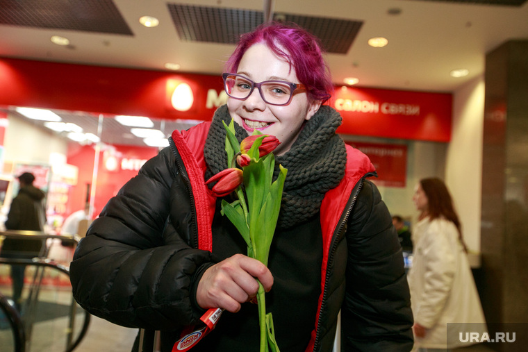 Цветочная акция студентов "Вам любимые!" в Международный женский день 8 марта у метро Новогиреево. Москва, тюльпаны, 8марта, цветные волосы, цветы, девушка в очках, международный женский день