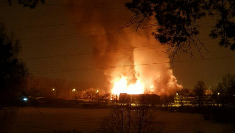 В Екатеринбурге полыхает мебельный завод. Пламя видно с других районов, на месте работают полсотни пожарных. ФОТО