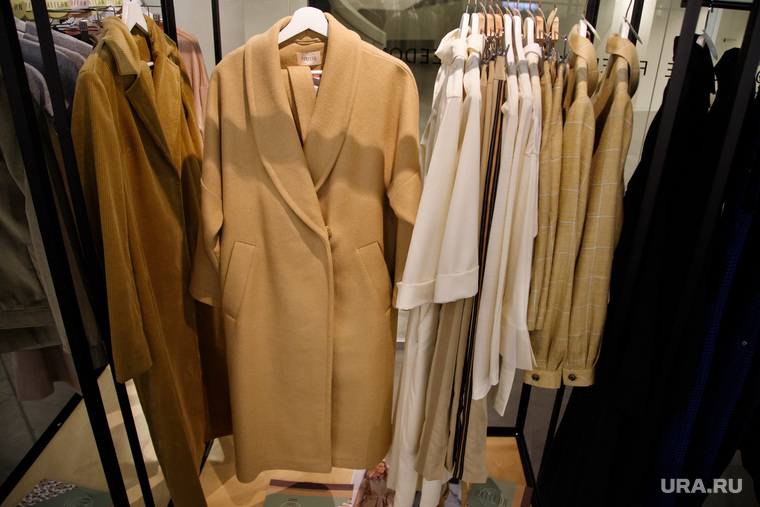 Поступившая в продажу зимняя одежда из новых коллекций екатеринбургских дизайнеров. Екатеринбург, пальто, мода