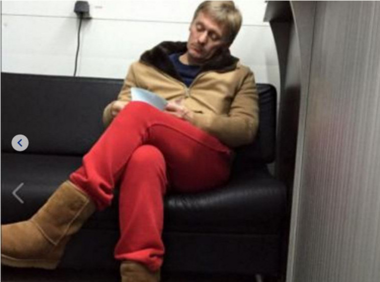 Снимки с Песковым в красных штанах очень популярны у пользователей Сети