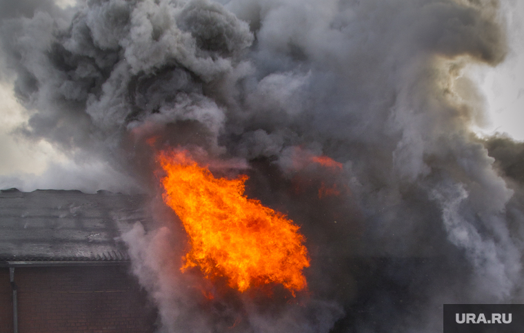Пожар на улице Карьерной, 30. Екатеринбург, дым, пожар, огонь, горящее здание, тушение пожара