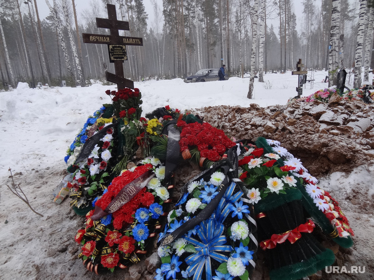 Похороны и могила бойца ЧВК Вагнера Стаса Матвеева в Асбесте, крест, венки, могила