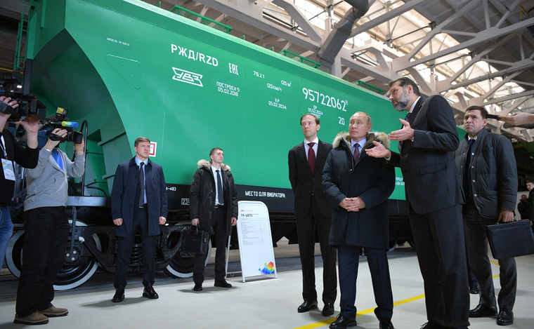 Построенные для курганцев вагоны показали президенту Владимиру Путину во время его визита в Свердловскую область