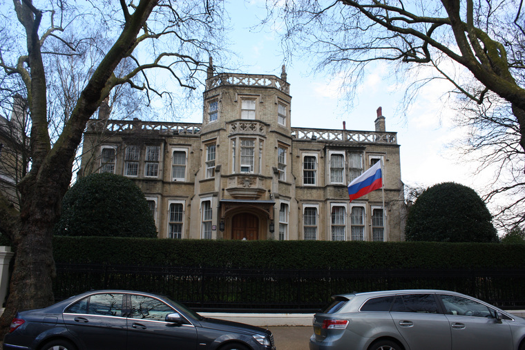 Работники российского посольства получают угрозы от «психически неуравновешенных» людей
