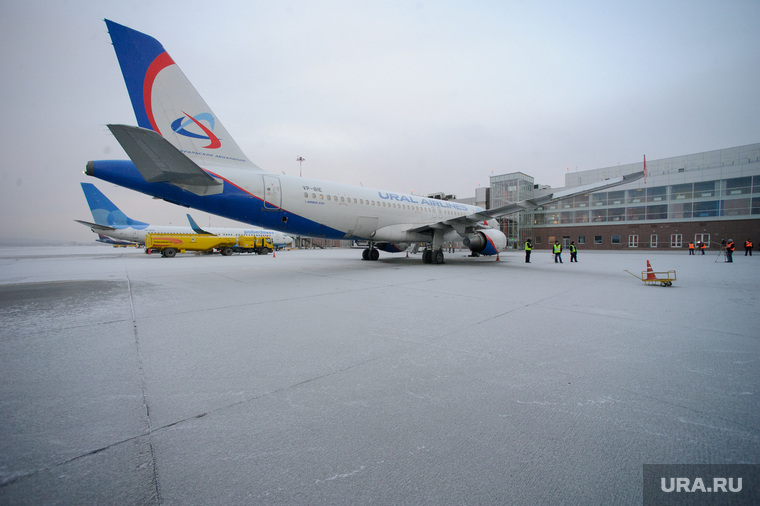 Самолет, летевший в Китай, вернулся в Екатеринбург из-за неполадки