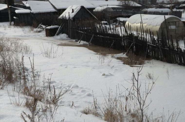 Фекальные стоки подтопили территории огородов и домов жителей села еще зимой