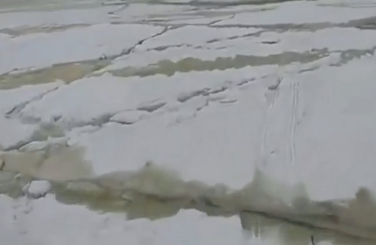 Льдины лопались под ногами рыбаков