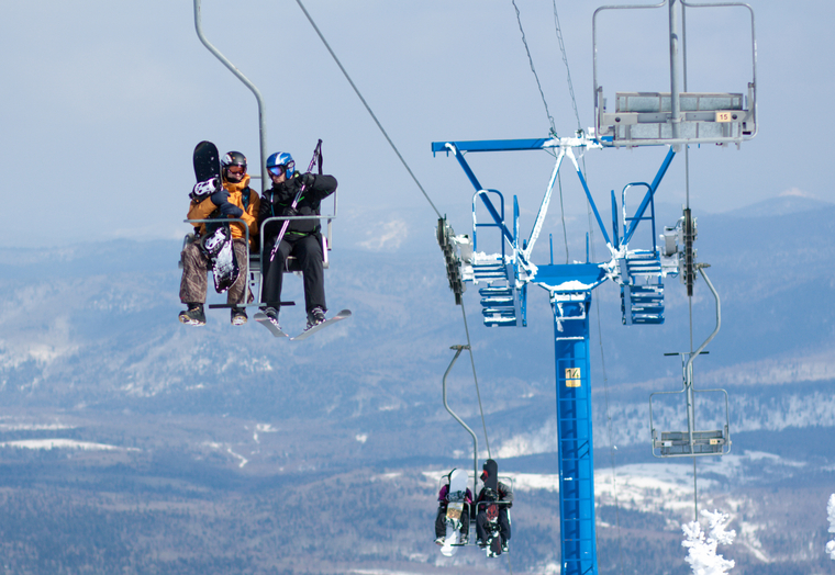 Клипарт depositphotos.com, лыжники, подъемник, горнолыжный курорт, горные лыжи, сноубордисты, канатная дорога, катание на лыжах, зимние виды спорта