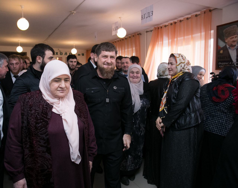 Чеченский лидер проголосовал в школе, которую закончил