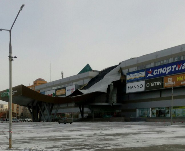 Территория торгового центра оцеплена, работают экстренные службы