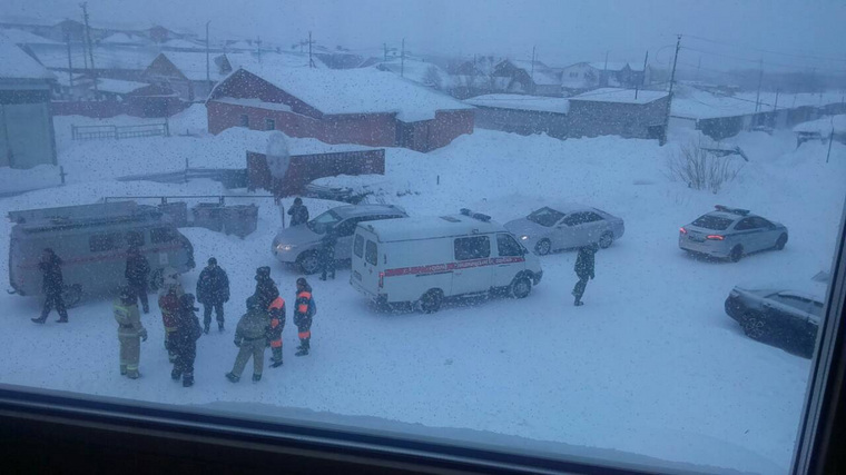 У дома обнаружили автомобили экстренных служб
