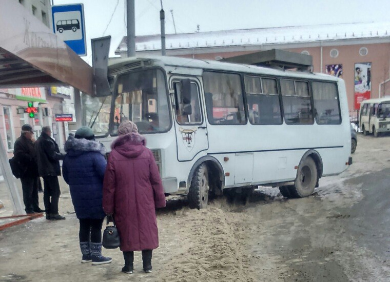 Водитель не справился с управлением из-за гололеда