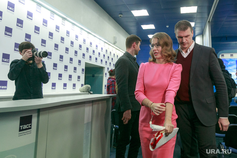 Пресс-конференция Ксении Собчак в ТАСС. Москва, папарацци, собчак ксения, фотограф, охранник