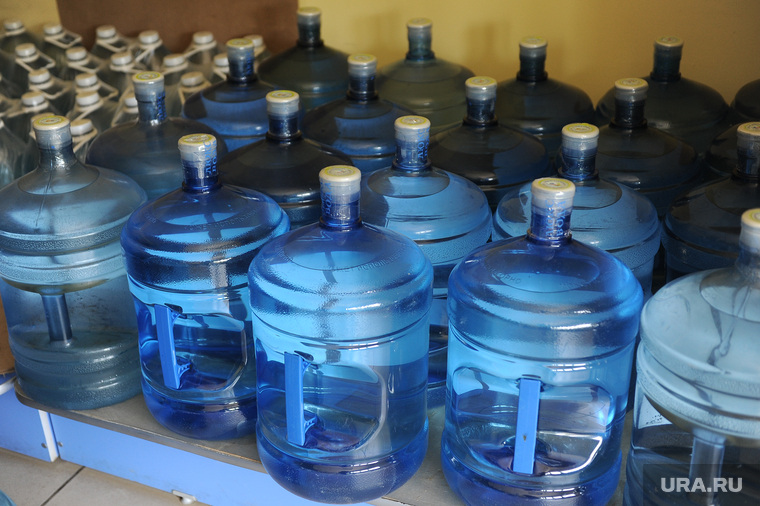 Оптимальный выбор при запахе в воде из крана — бутилированная продукция любой известной марки
