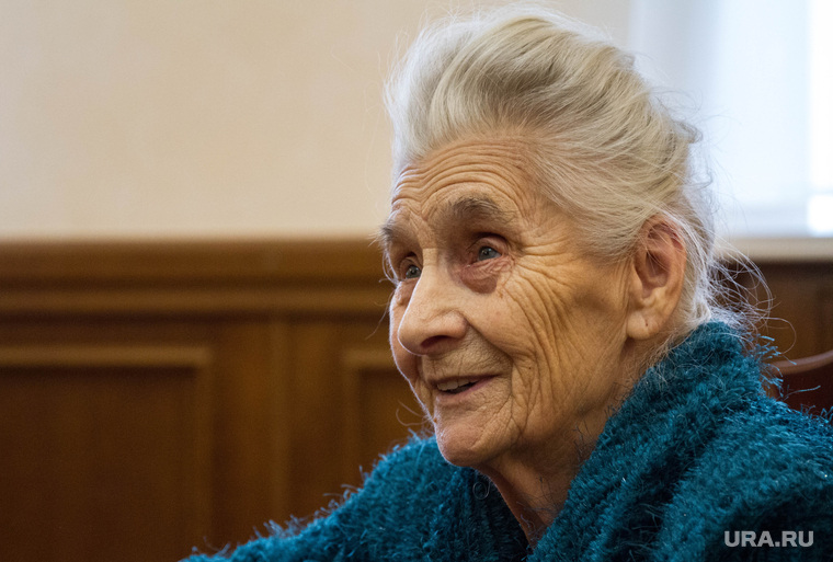 Бабушка, которая продавала свои сказки у магазина в Екатеринбурге, выступила на шоу у Малахова. ВИДЕО