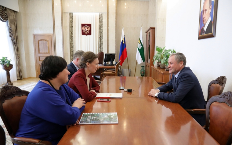 Анна Кузнецова (в центре) поблагодарила за хорошую организацию визита
