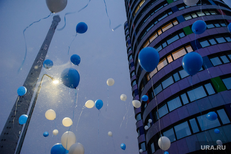 Акция «Обними Башню». Протест жителей Екатеринбурга против сноса недостроенной телебашни, долгострой, воздушные шарики, недостроенная телебашня