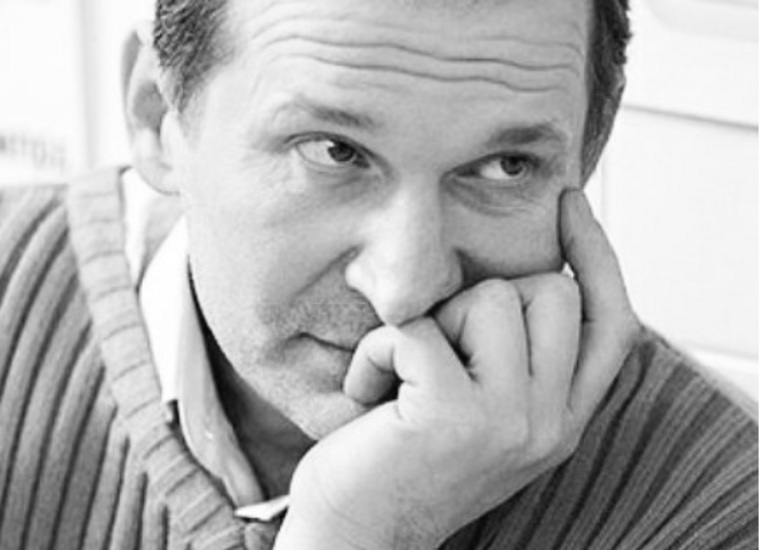 Актер жаловался на онемение рук