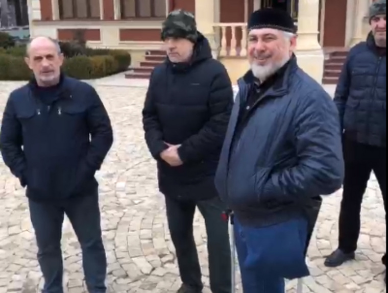 Одноногий мужчина на костылях — Шаа «Седой» Турлаев, бывший советник главы Чечни