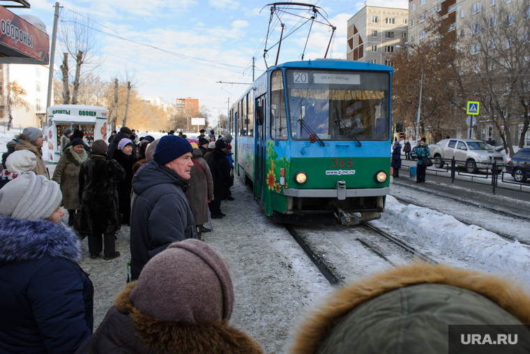 Общественный транспорт. Екатеринбург, трамвайная остановка, ожидание транспорта, толпа