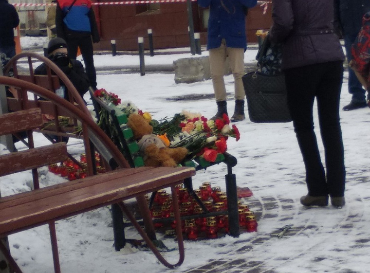 Местные жители уже приносят цветы в память о жертвах трагедии