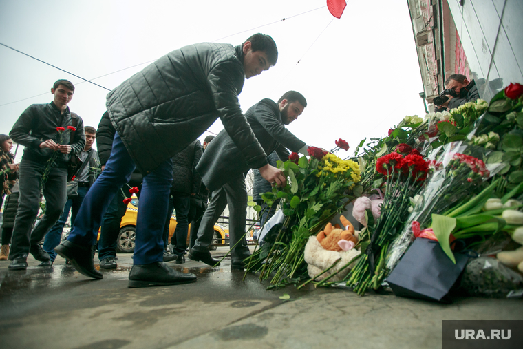 Акция памяти погибших при пожаре в Кемерове в ТЦ "Зимняя вишня". Кемеровское постпредство, Москва, траур, возложение цветов, цветы
