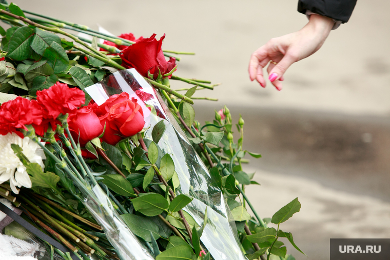 Акция памяти погибших при пожаре в Кемерове в ТЦ "Зимняя вишня". Кемеровское постпредство, Москва, розы, траур, возложение цветов, цветы, память