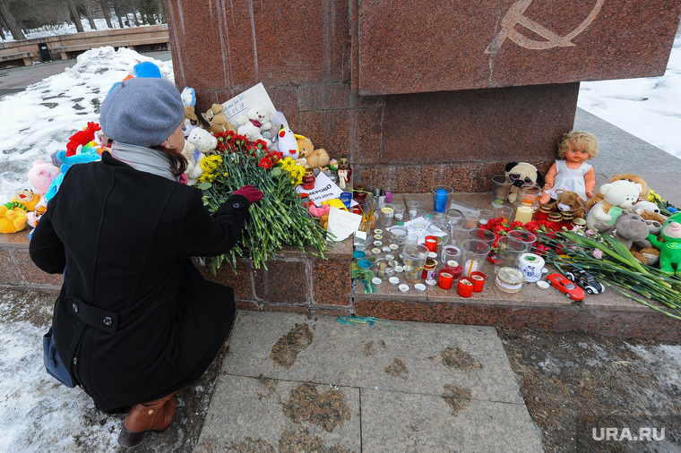 Акция памяти жертв пожара в Кемерове возле памятника Орленку на Алом поле. Челябинск, свечи, траур, возложение цветов, цветы, игрушки, акция памяти
