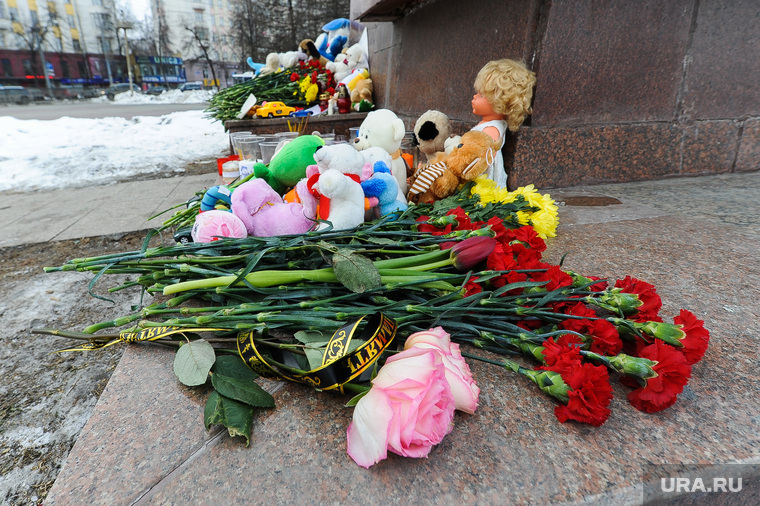 Акция памяти жертв пожара в Кемерове возле памятника Орленку на Алом поле. Челябинск, свечи, траур, гвоздики, цветы, кемерово, игрушки, акция памяти